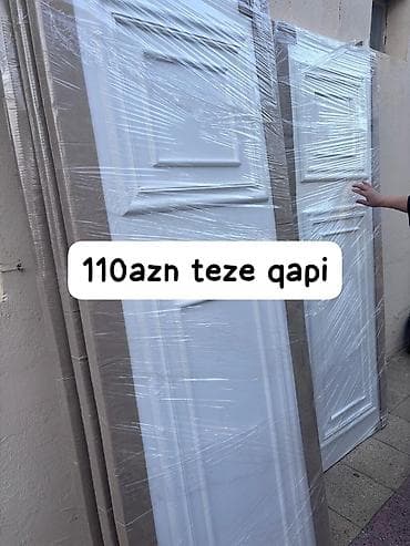 Ağ rəngdə otaq qapısı. Klasik panelli dizayn, hamar səth, zərif