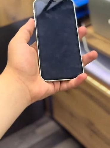 panel cit: Məhsul: Kompakt smartfon, gümüş-ağ rəngli korpus Xüsusiyyətlər: - — 3