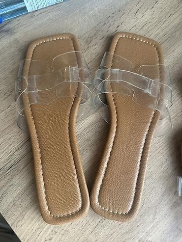 Basanoşka və səndəllər: Qadın üçün düz sandal – şəffaf zolaqlı. Iki olcusu var 39-40. Ve 38 — 1