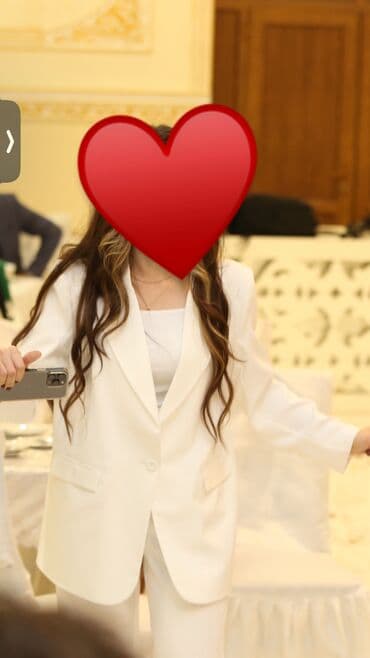 Kostyum ağ rəng M ölçü 85 azna sifarişlə gətirilib. Heç bir ləkəsi