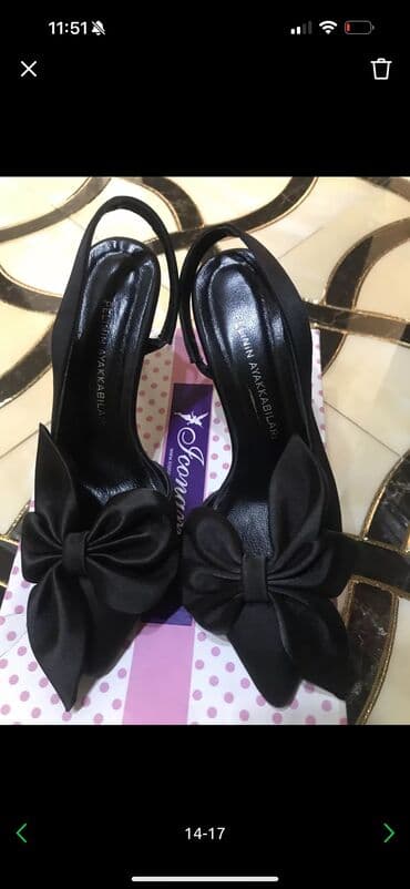 Iki eded ayaqqabi qara yenidi -50 man,mavi bir defe geyinilib-40 manat