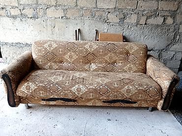 Divan yaxşı vəziyyətdə möhkəm və ağırdır.Gəncədədir