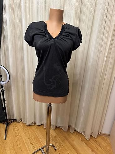 Qadın köynəyi – qara rəngdə, qısa qoll.Brend Dept.Razmer M - Yaxa: V