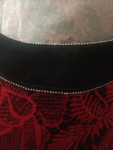 s ve m: Qadın bluzası – EST.1946 - Rəng: qara fon üzərində qırmızı güllü — 2