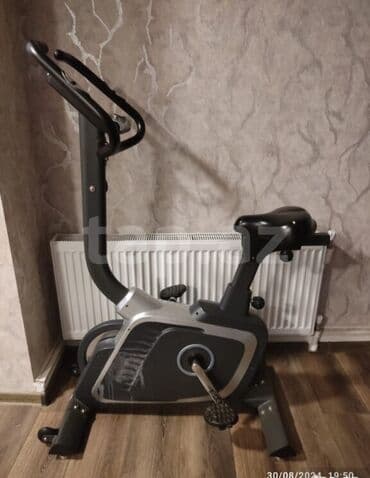 Qara və gümüşü rənglərdə, rahat oturacağı və əl tutacaqları olan