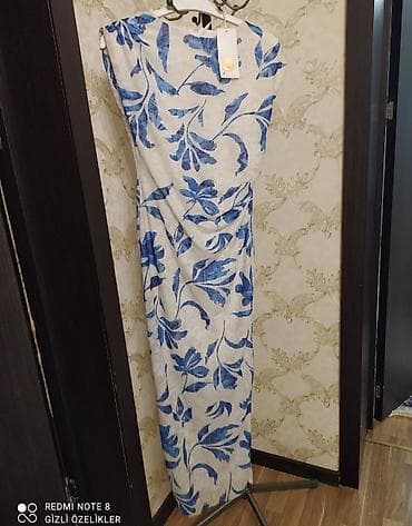 veçer donları: Açıq krem fon üzərində mavi bitki naxışlı, uzun siluetə malik qadın — 1