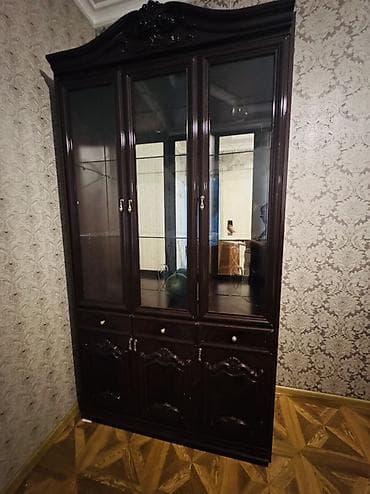 Klassik üslubda vitrinli bufet şkaf - Material: tünd qəhvəyi rəngdə