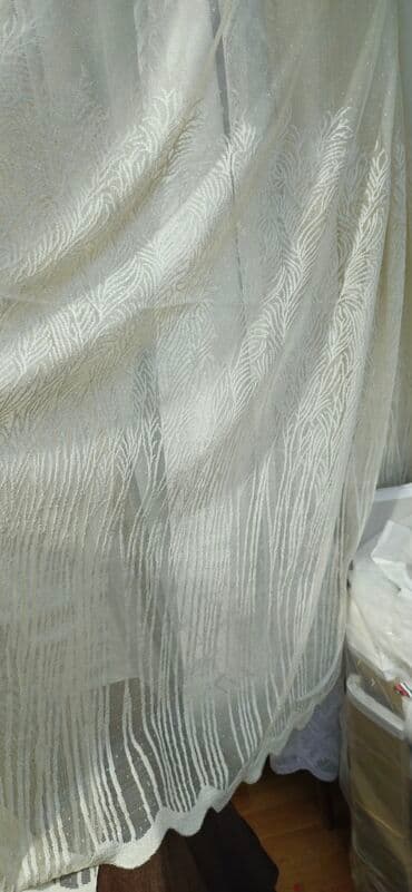 maqnit perde: Ağ rəngdə, zərif naxışlı tül pərdə. Otağa yüngüllük və incəlik qatır — 10