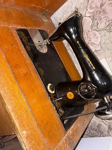 gedimi: Məhsul: Pedallı tikiş maşını və quraşdırılmış taxta dolab-stol — 2