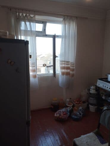 şirvan əmlak az: 5 mertebeli binanin 4 mertebesinde 3 otaqli menzil satilir. Senedleri — 4