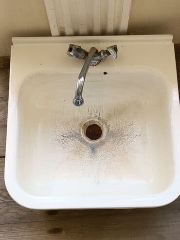 dəmir qab: Ağ rəngli, dördbucaq formalı lavabo (umivalnik). Evdə və ya bağda əl — 1