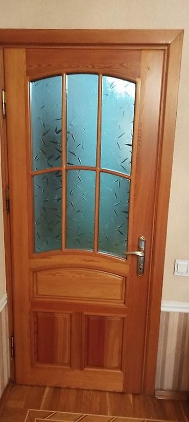 Taxta interyer qapısı – şüşəli model 1 ədəd 300 Azn. 4 ədəd var cəmi