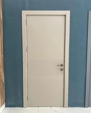 qapi mdf: Ağ rəngdə, müasir dizaynlı qapı. Bu model zərif üfüqi xətləri və metal — 1