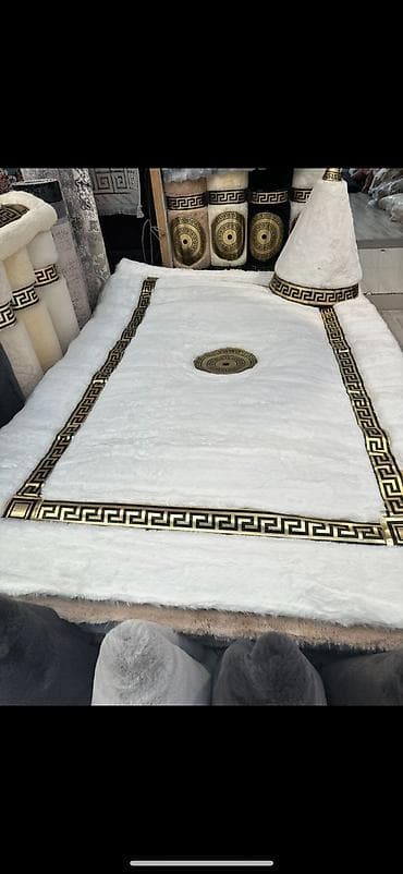 Yorğanlar, adyallar: Qızıl naxışlı yumşaq xalça - Dizayn: Ortasında dairəvi medalyon və — 1