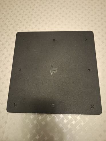 playstation az: Sony PlayStation 4 modeli 1 tb yaddas Ustündə bir pult ve Farcry 6 — 3