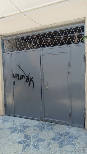 замок на калитку: Dəmirdən hazırlanmış boz rəngli qapı. Ev və ya həyət üçün uyğundur — 1