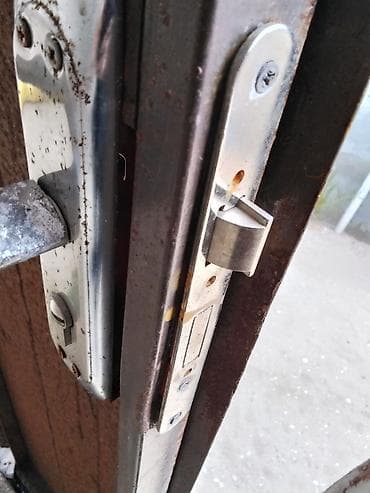 Məhəccərlər: Salam Qapinin eni 88 sm . hundurluyu tam 2.55 metr .qapinin ozu 2 — 3