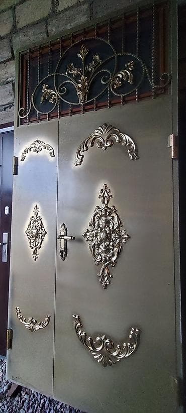 Seyf qalin agir icide demirdi 550m 
olcu 128 x 278 sm 
agir qapidi