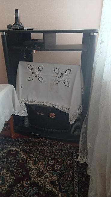 peçi: SANYO qaz sobası (kamin tipli) və üzərində TV/stend rəfi ilə birlikdə — 1