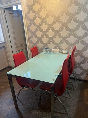 komi: Şüşə səthli dördbucaq yemək masası və dörd ədəd qırmızı oturacağı olan — 1