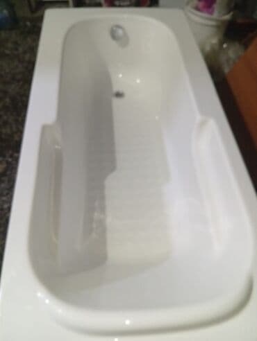 Akril vanna – kompakt ölçülü, ağ rəngdə. Dərin oval kasa forması ilə