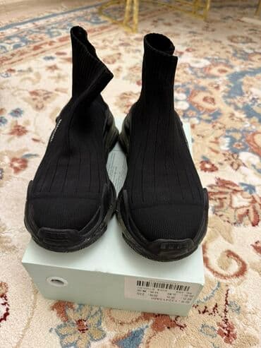 gün eynekleri: Balenciaga Speed Trainer tərzində qara “sock-sneaker” tipli ayaqqabı — 2