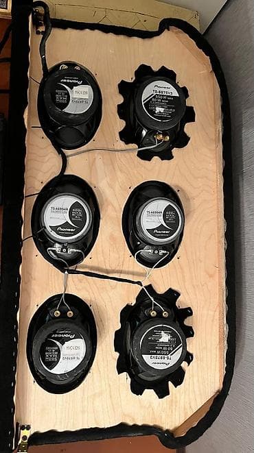 pione: Pioneer avtomobil üçün akustik panel. Panel üzərində ümumilikdə 6 — 2