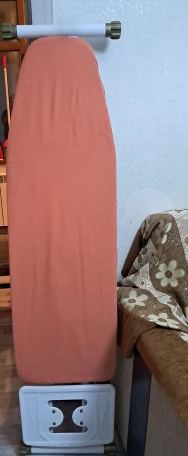 Ütü masası - Geniş və uzun ütüləmə səthi: dar başlı, geniş korpuslu