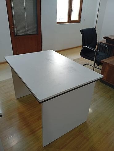 Ağ rəngdə sadə və funksional iş masası - Material: laminat/MDF lövhə