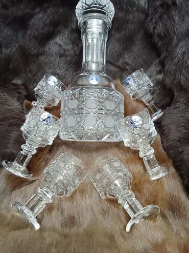 tom xrustal qablar: Büllur içki dəsti - Tərkibi: 1 ədəd qapaqlı qrafin + 6 ədəd balaca — 7