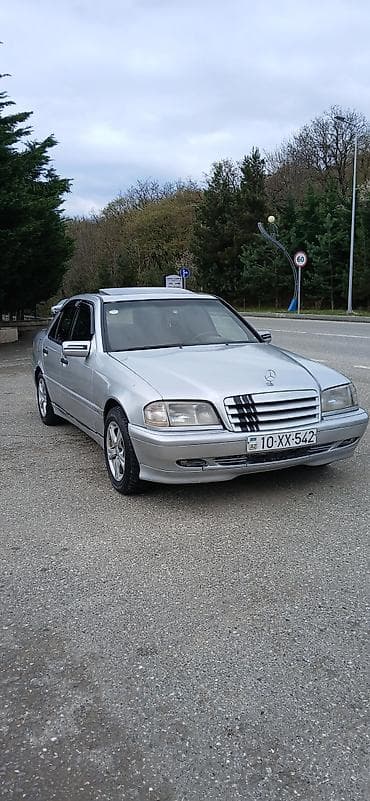 Mercedes-Benz C‑Class W202 sedan – gümüş rəng. Masin yaxsi