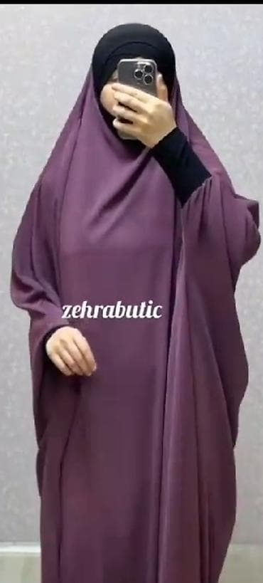 desd geyimler: Tək parça ximar – bənövşəyi tonlarda, geniş və örtücü kəsim. - Model — 3