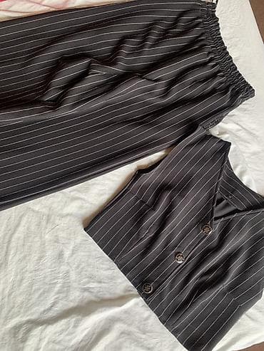 ağ qadın kostyumları: Qadınlar üçün zolaqlı iki hissəli dəst - Rəng: qara, incə ağ şaquli — 3