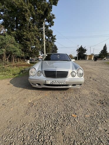 Mercedes-Benz E 240: 2.4 l | 2000 il Sedan
