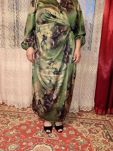 Uzun qadın paltarı – yaşıl tonlarda floral naxışlı - Model: Maxi