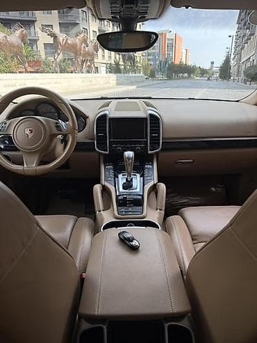 Porsche Cayenne üçün premium interyerli SUV. Avtomobilin salonu bej — 2