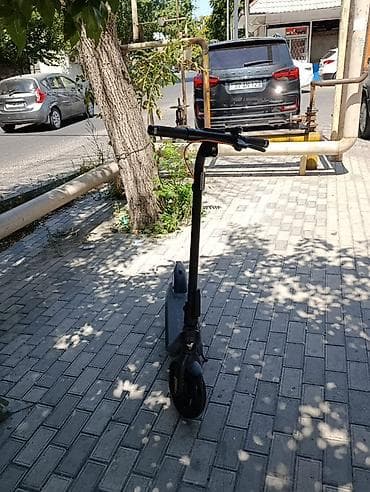 electro gitara: Ninebot elektrik skuter. Qara rəngli, minimal və müasir dizayna malik — 3
