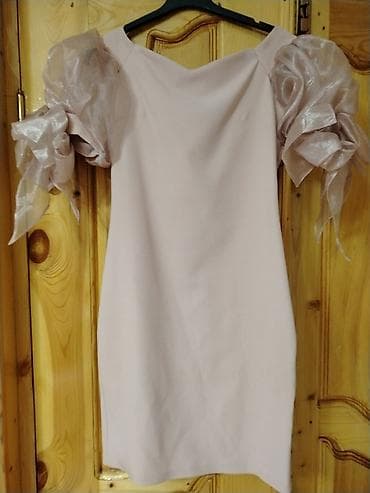 a klas: Pudra rəngində qısa ziyafət/libas - Dizayn: Sadə, düz kəsimli siluet; — 1