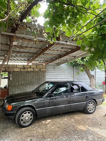 Mercedes-Benz 190 (W201) sedan - Korpus: 4 qapılı sedan, qara rəng -