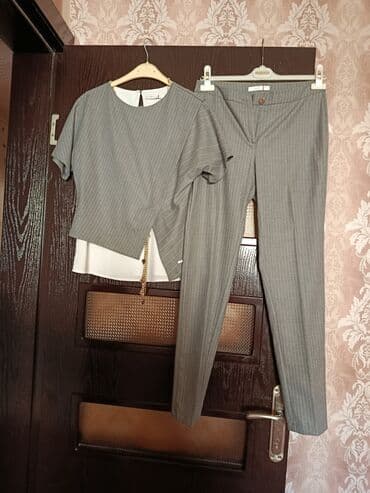 dəst geyimlər: Qadın klassik dəst – boz rəngli incə zolaqlı. - Üst: dairəvi yaxalı — 2