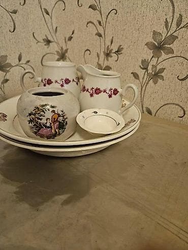 dibcek guller: Məişət qabları dəsti – hamısı birlikdə satılır. Tərkib: - 1 ədəd şüşə — 4