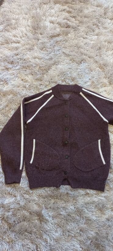 4xl nece razmerdi: Ust geyimi. Eyinde gozel qalir, isti saxlayir. S razmerdir. 15 yawdan — 5