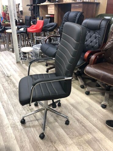 офисные кресла: Новый, С колесиками, Рукояти не регулируются, Кожа — 3