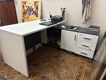 Офисные столы: Ofis üçün L formalı iş masası + stul - Rəng: ağ və qrafit/qaranlıq — 1