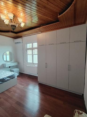 Mətbəx mebeli: Müasir dizaynlı alt dolablar, üst dolablar və aralıq panel ilə tam — 2