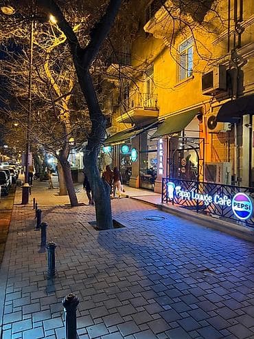 hövsan obyekt: Sahil metrosnun yaninda əsas kücədə insanlarin ən pik six olduqj bir — 3