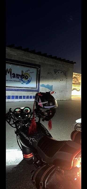 sud ceni: Şəhər sürüşləri üçün fərqli görünüşə malik motosiklet. Şəkillərdə qara — 1