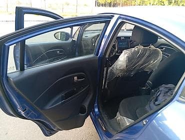 tesla model 3: Kia Rio: 1.4 l | 2013 il Sedan — 8