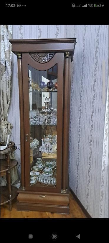 klasik divan: Klassik üslubda vitrin şkaf - Material: taxta karkas, ön hissə şüşə — 1