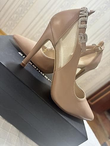 tufli: Zərif qadın stilettosu – bej/nude rəngdə, incə burunlu və hündür — 3
